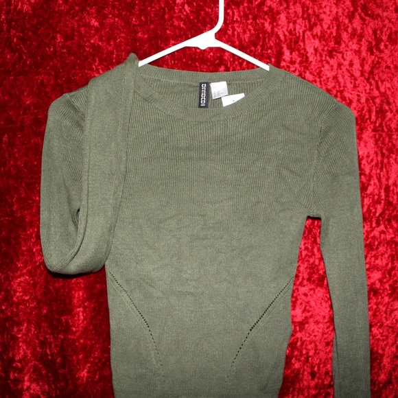 (Divided) Green Long Sleeved Crop Top - Picture 2 of 7